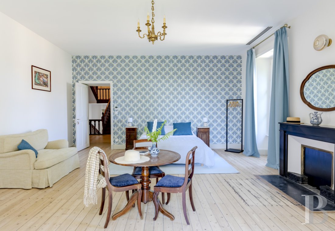 En Ardèche, à Vernoux-en-Vivarais, une maison du 19e siècle et son jardin dominant les reliefs - photo  n°20